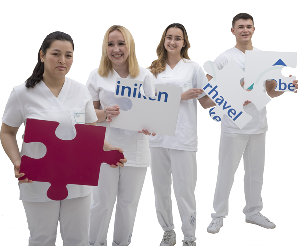 Werden Sie ein Teil von uns! Junge Menschen halten Puzzleteile mit dem Logo der Oberhavel Kliniken in den Händen.